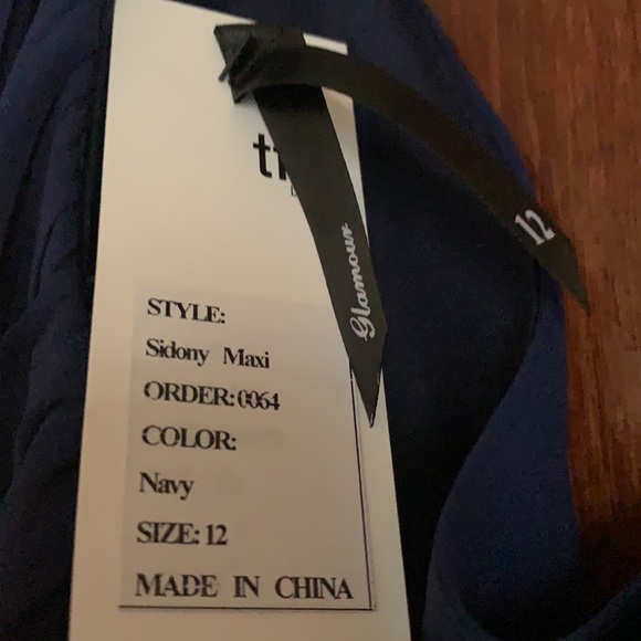 Gown - Picture 3 of 4